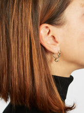 Load image into Gallery viewer, DOUBLE LOOP HUGGIES IN PINK
