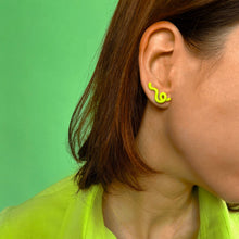 Load image into Gallery viewer, SHORT WAVE EARRINGS IN GREEN
